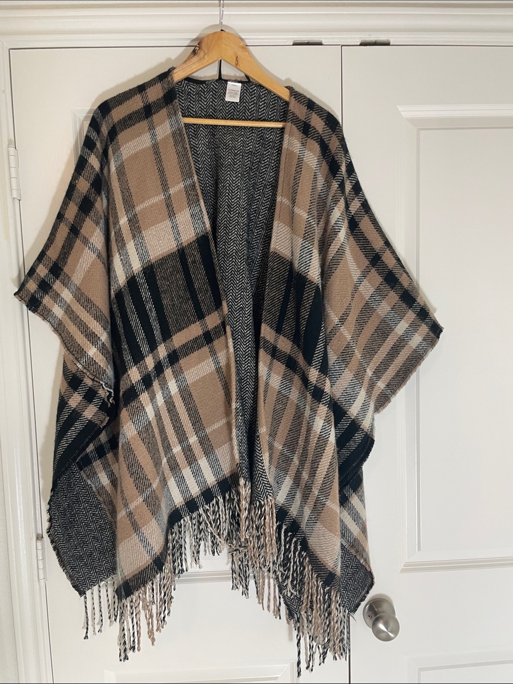 Liz Claiborne Beige & Black Plaid Fringe Poncho